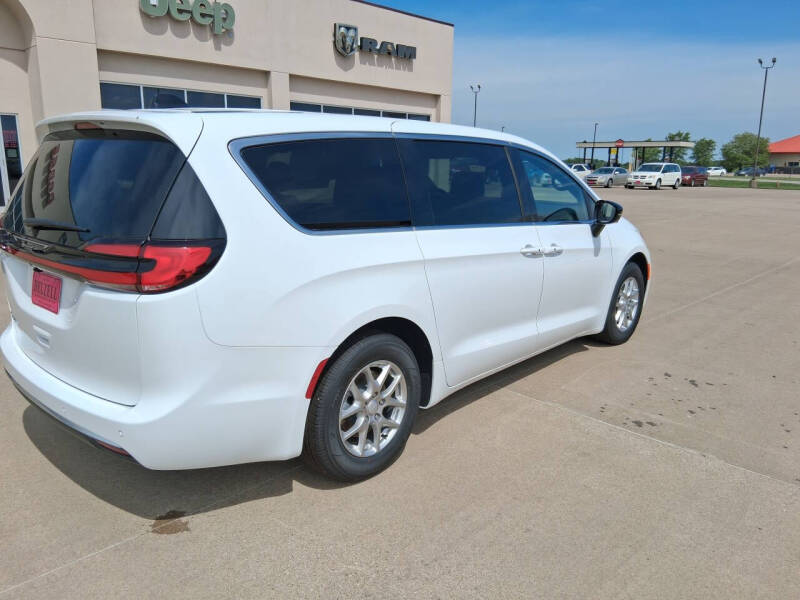 2027 Chrysler Pacifica Select