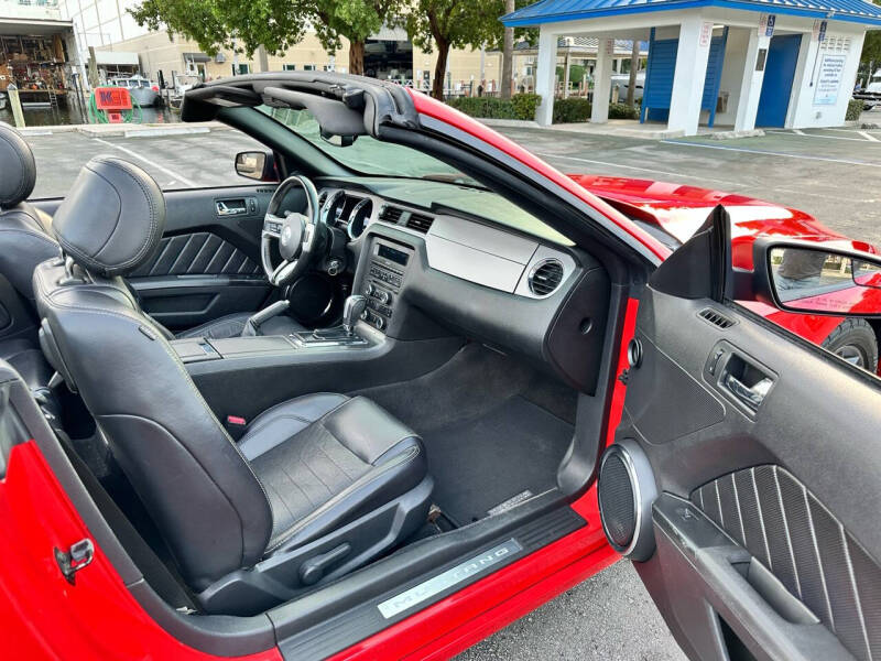 2013 Ford Mustang V6 Premium photo 21