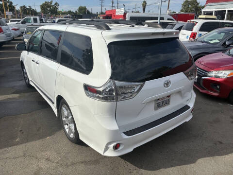 2013 Toyota Sienna SE 8-Passenger