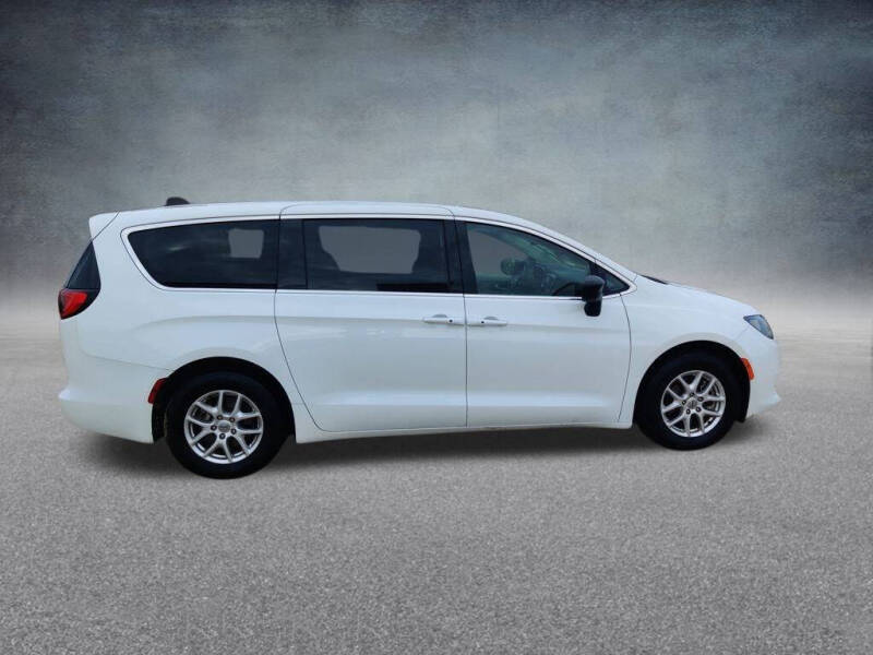 2024 Chrysler Voyager LX