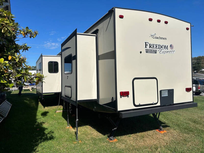 2017 Coachmen RV Freedom Express Liberty Editio