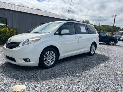 2017 Toyota Sienna XLE 7-Passenger Auto Access Seat