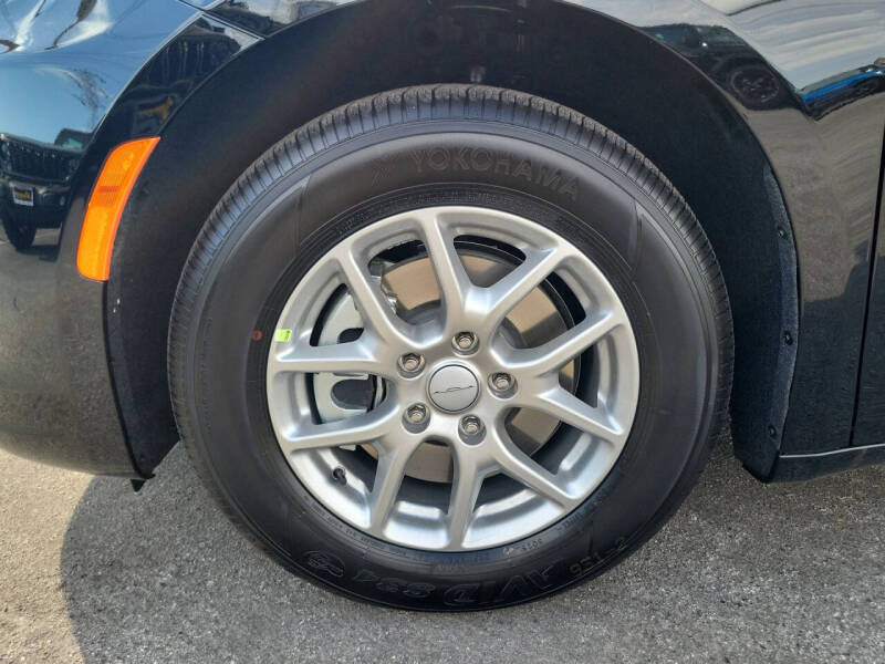 2027 Chrysler Pacifica Select