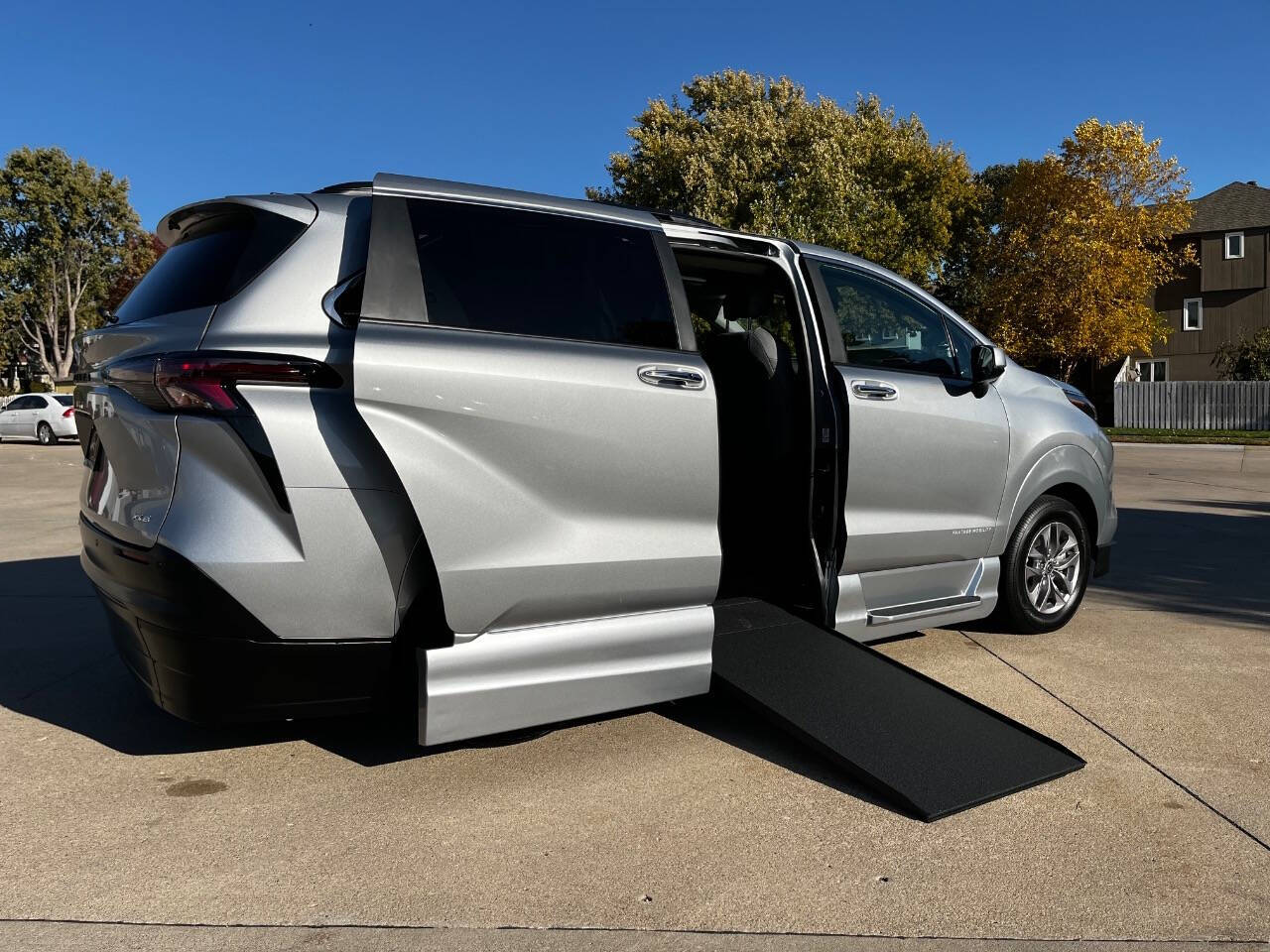 2025 Toyota Sienna XLE's photo