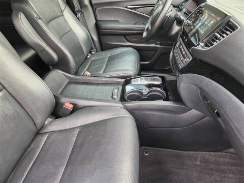 2021 Honda Pilot Touring w/Rear Captain's Chairs