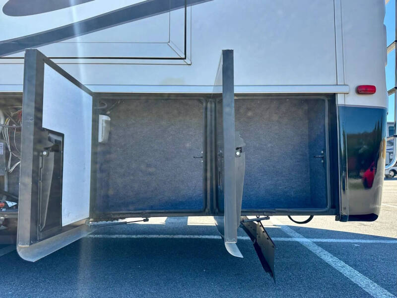 2014 Freightliner XCR Chassis