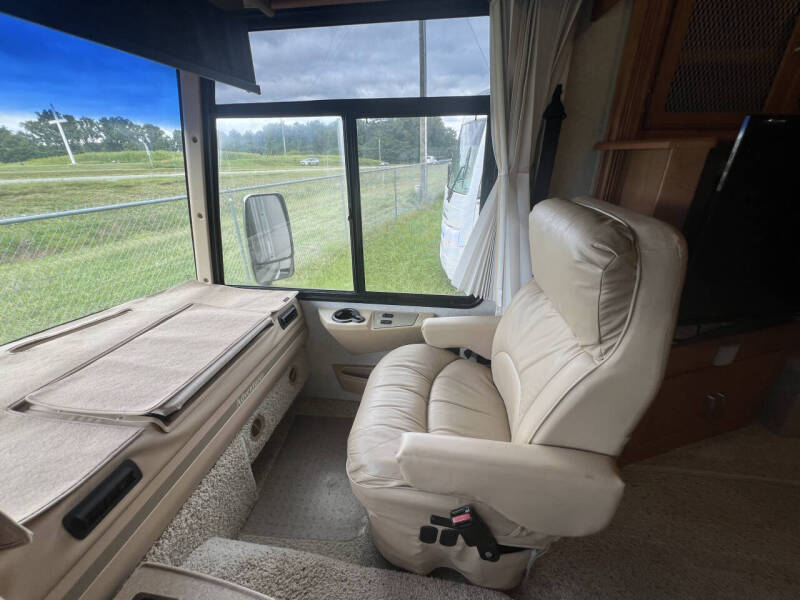 2007 Winnebago Adventurer