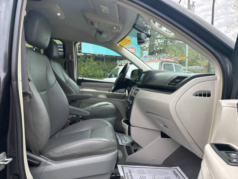 2011 Volkswagen Routan SE