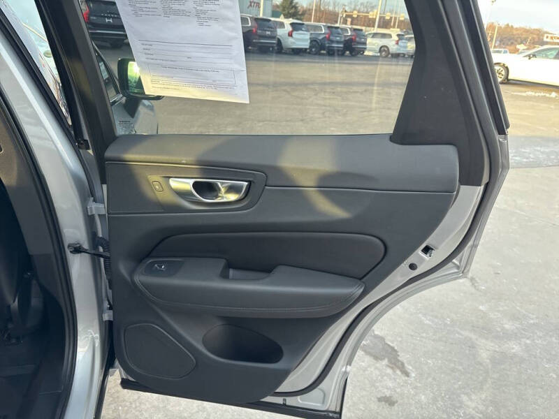 2023 Volvo XC60 B5 Plus Dark Theme