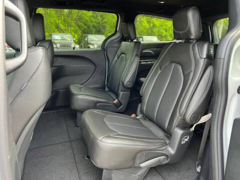 2027 Chrysler Pacifica Select