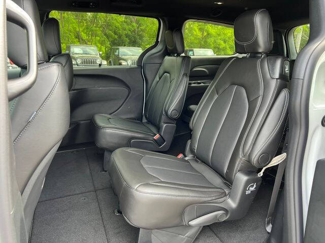 2027 Chrysler Pacifica Select