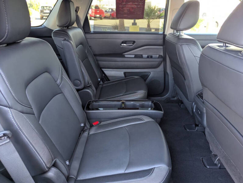 2024 Nissan Pathfinder SL