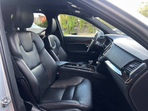 2016 Volvo XC90 T6 Momentum