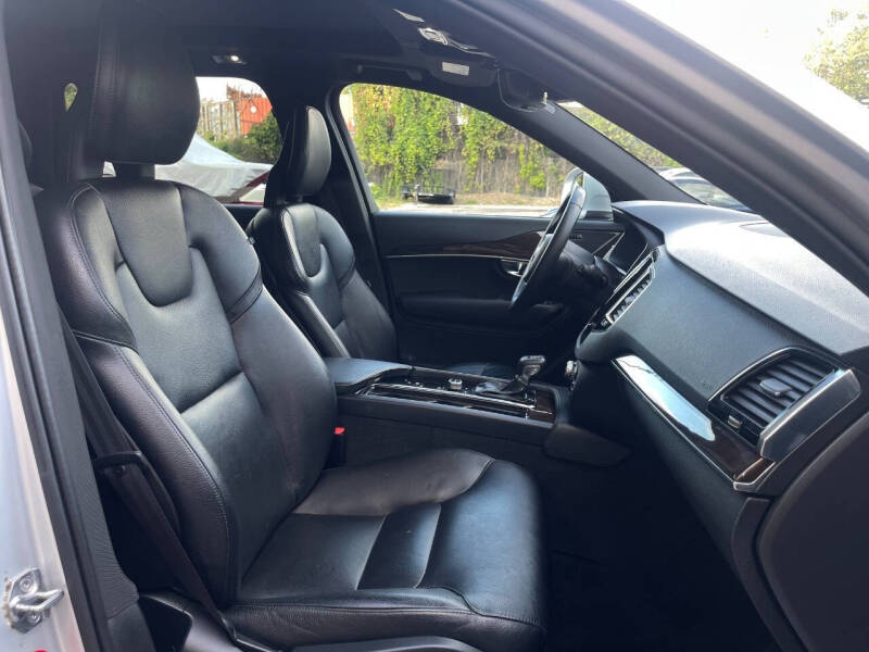 2016 Volvo XC90 T6 Momentum