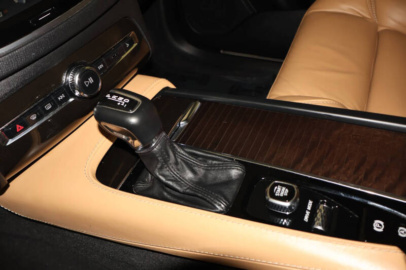 2018 Volvo XC90 T6 Momentum