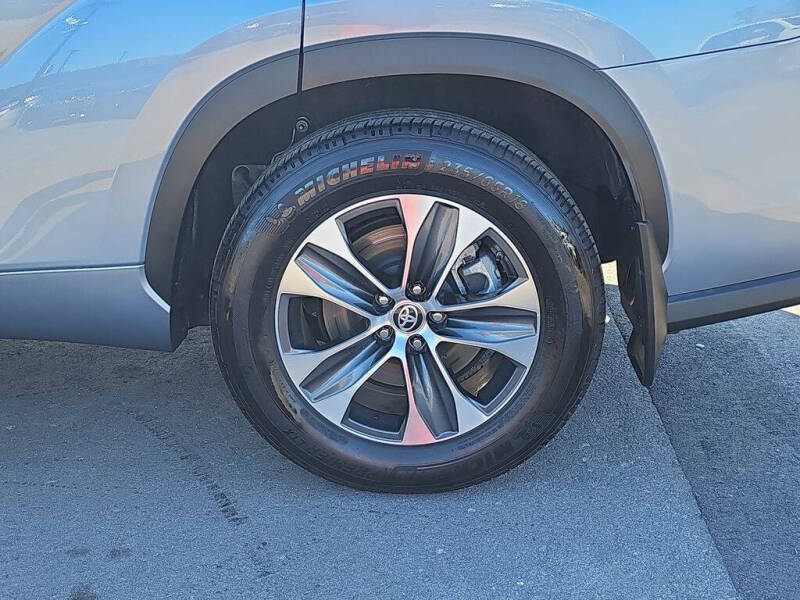 2024 Toyota Highlander LE