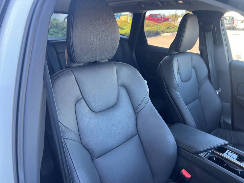 2025 Volvo XC60 B5 Plus Dark Theme