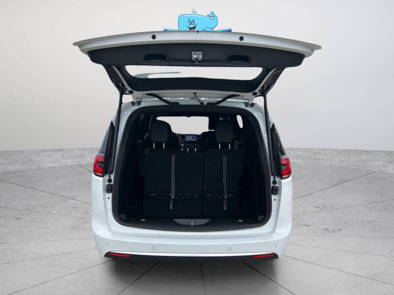 2027 Chrysler Pacifica Select