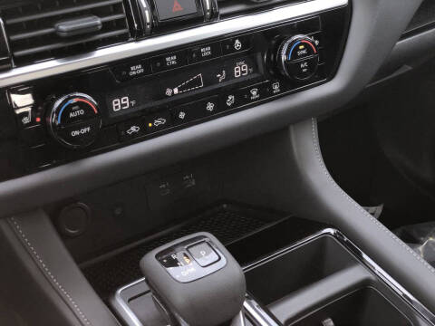 2025 Nissan Pathfinder SL