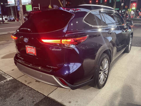 2021 Toyota Highlander Hybrid Platinum