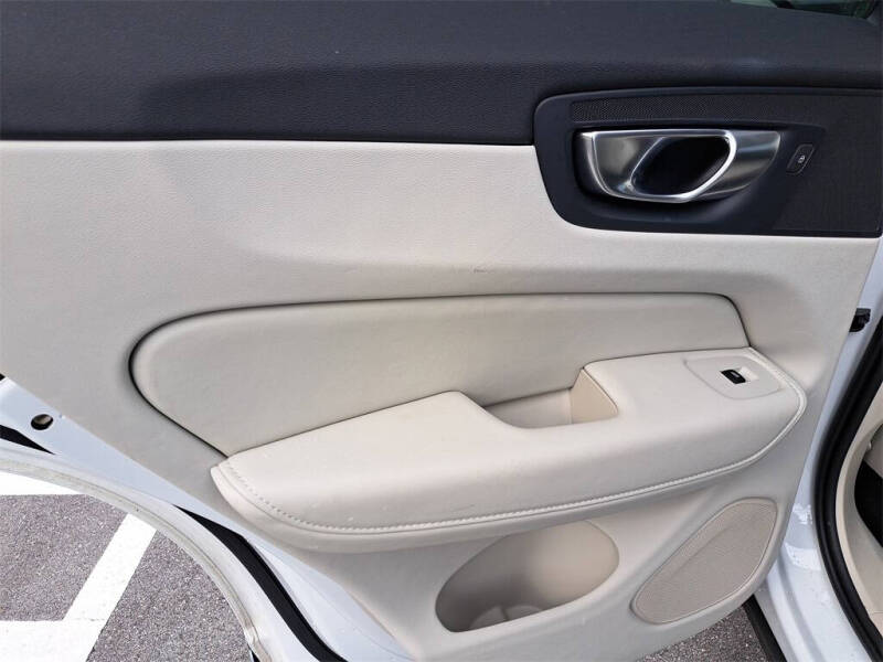 2024 Volvo XC60 B5 Core Dark Theme