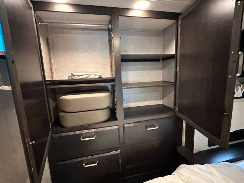 2022 Jayco Grayhawk 27, King Bed  Sleeps 6 , Gas Engine