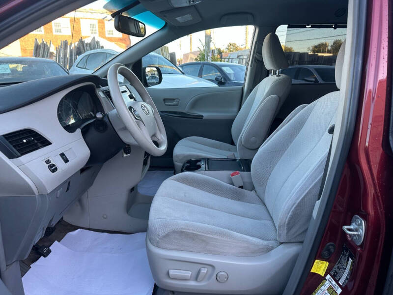 2011 Toyota Sienna LE 8-Passenger