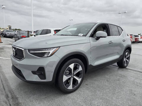 2025 Volvo XC40 B5 Plus Bright Theme