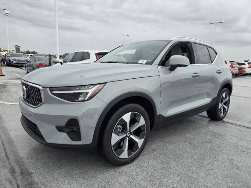 2025 Volvo XC40 B5 Plus Bright Theme