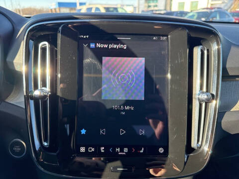 2025 Volvo XC40 B5 Core Bright Theme