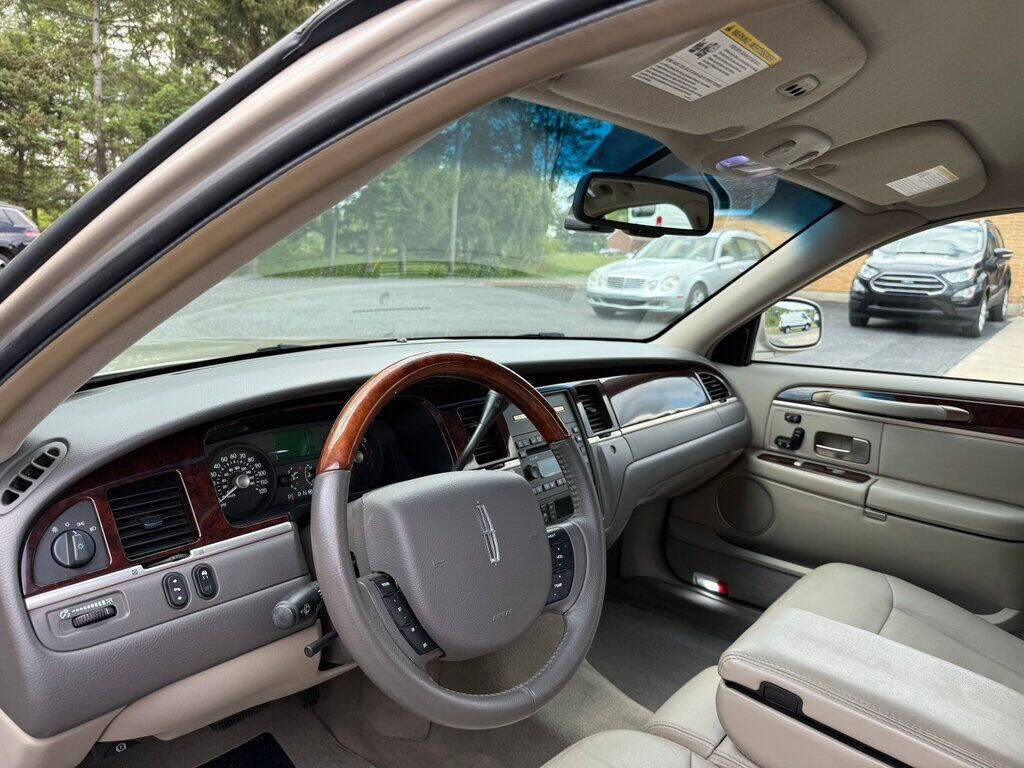 2010 Lincoln Town Car 21