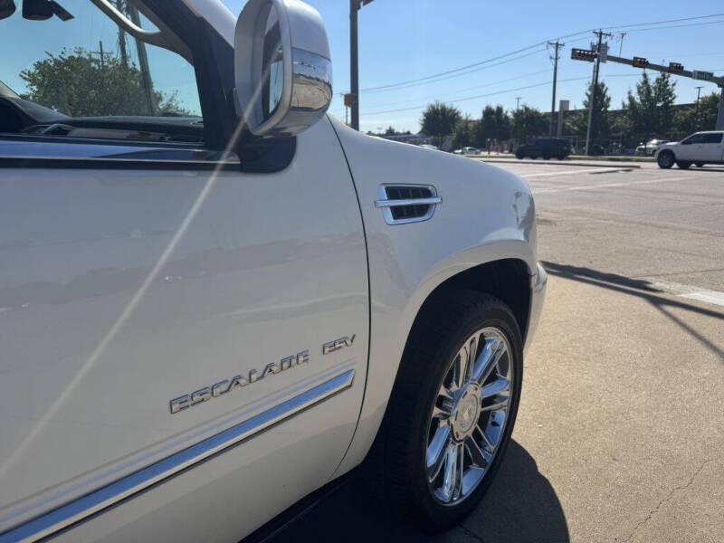 2011 Cadillac Escalade ESV Platinum Edition photo 11