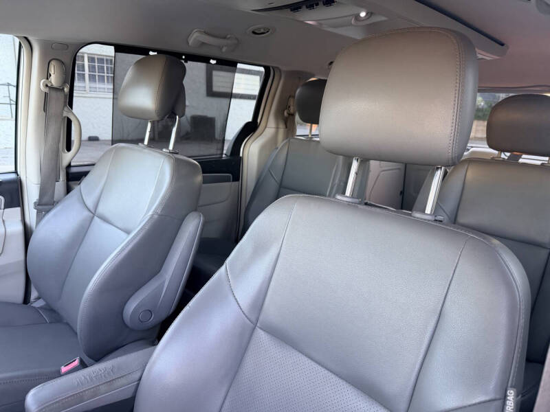 2011 Volkswagen Routan SE