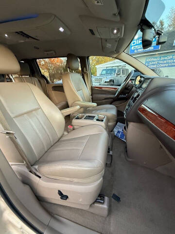 2014 Chrysler Town and Country Touring-L