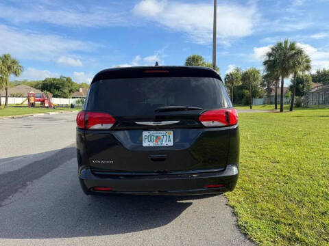 2022 Chrysler Voyager LX