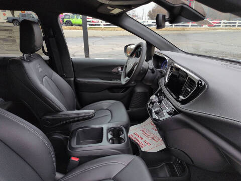 2026 Chrysler Pacifica Select