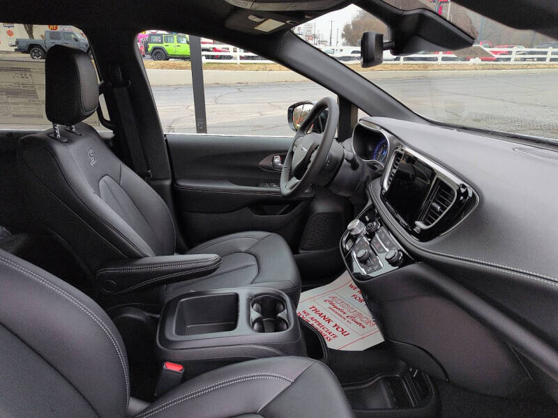 2026 Chrysler Pacifica Select