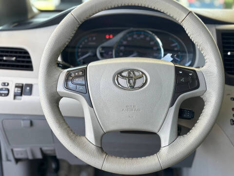 2014 Toyota Sienna XLE 7-Passenger Auto Access Seat