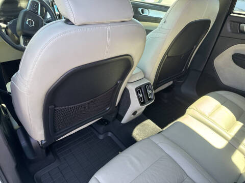 2022 Volvo XC40 T5 Momentum