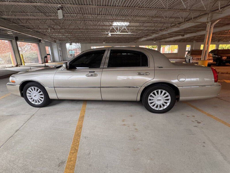 2005 Lincoln Town Car Signature Limited