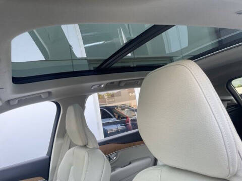 2022 Volvo XC90 T6 Momentum 6-Passenger