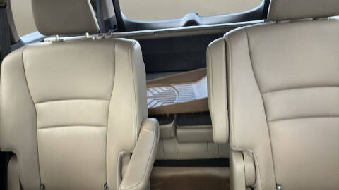 2021 Honda Pilot Touring w/Rear Captain's Chairs