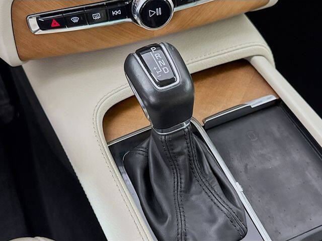 2021 Volvo XC90 T6 Momentum 7-Passenger