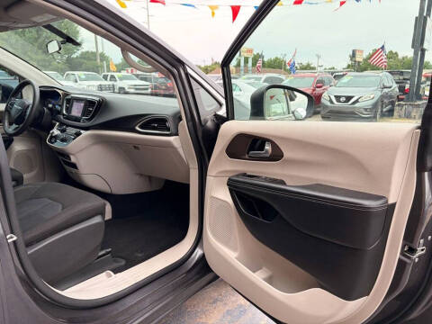 2022 Chrysler Voyager LX