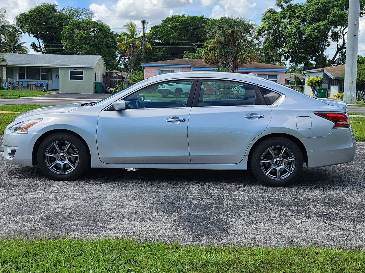 2015 NISSAN Altima Sedan - $14,995