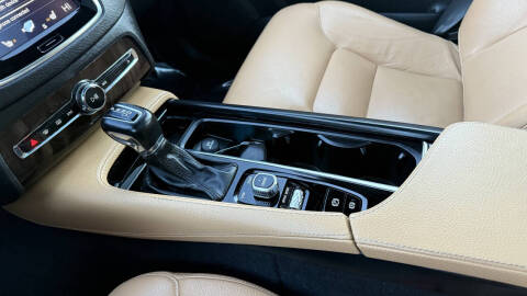 2016 Volvo XC90 T6 Momentum