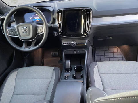 2025 Volvo XC40 B5 Core Bright Theme
