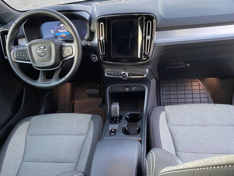 2025 Volvo XC40 B5 Core Bright Theme