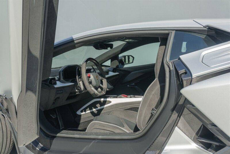 2024 Lamborghini Revuelto