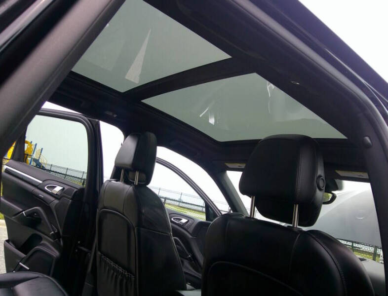 2017 Porsche Cayenne Platinum Edition